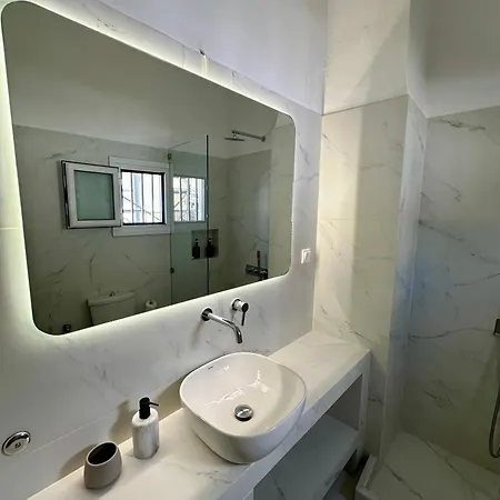 Avalon Luxury 에르무폴리